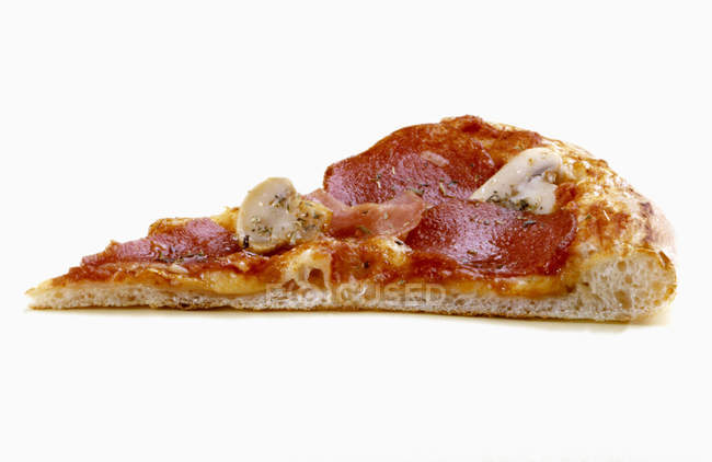 Stück Pizza mit Salami und Pilzen — Stockfoto