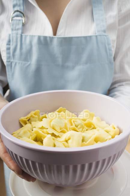 Bol de pâtes tortellini cuites — Photo de stock