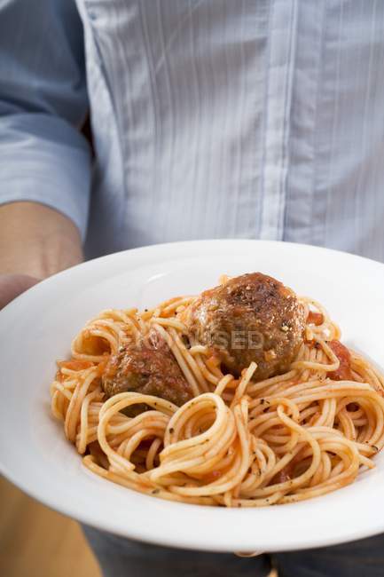 Placa de espaguetis con albóndigas - foto de stock