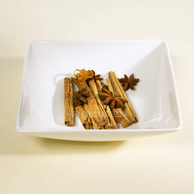 Vue rapprochée de diverses épices séchées dans un bol carré blanc — Photo de stock