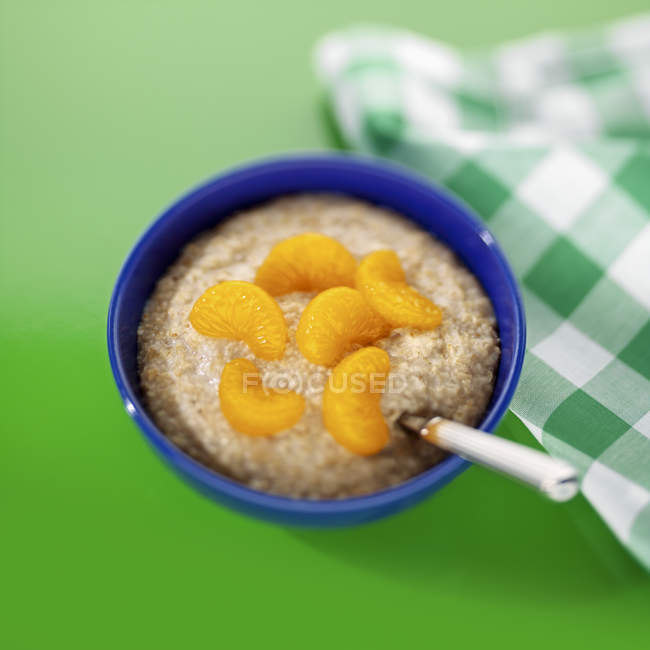 Porridge di farina d'avena con mandarino — Foto stock
