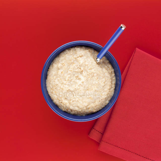 Porridge frais dans un bol — Photo de stock