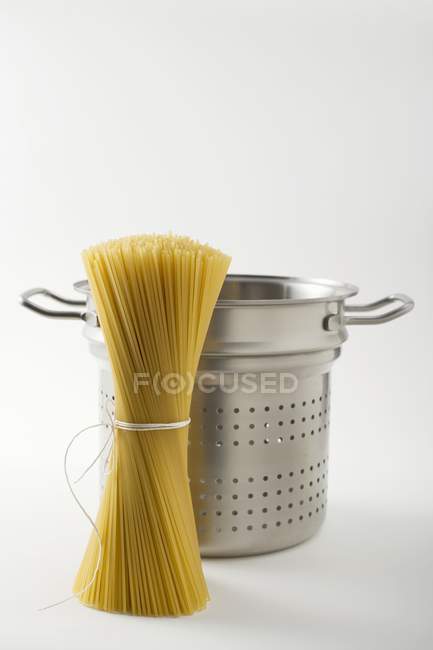 Розшарування макарони спагетті і пан — стокове фото