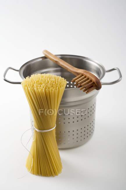 Paquet de pâtes spaghetti et poêle — Photo de stock