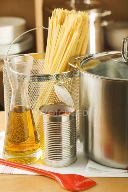 Getrocknete Spaghetti Nudeln und Dose Tomaten — Stockfoto