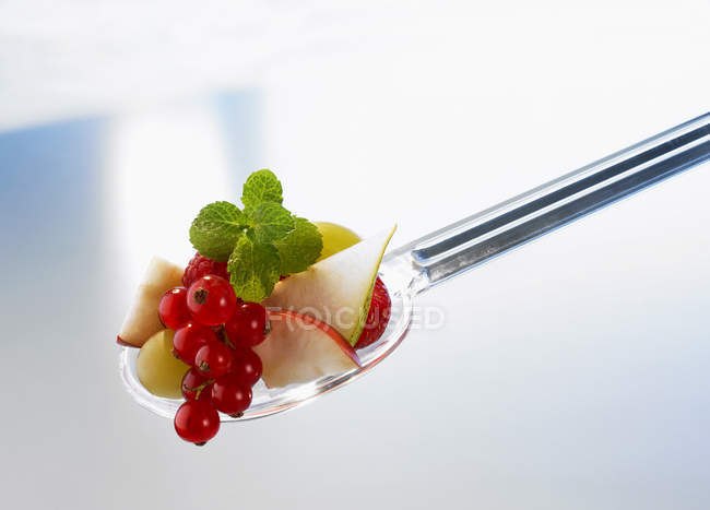 Pedaços de frutas e groselhas — Fotografia de Stock