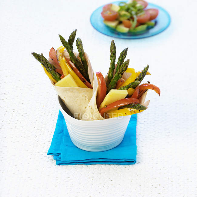 Impacchi pieni di asparagi — Foto stock