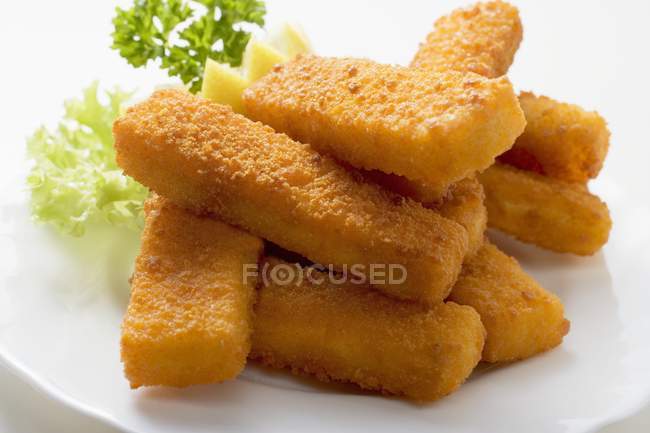 Deep-fried fish fingers with garnish — Stock Photo
