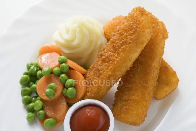 Fischstäbchen mit Kartoffelpüree — Stockfoto