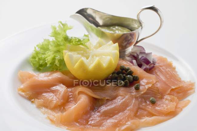 Salmone affumicato con capperi — Foto stock