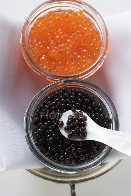 Caviar preto e caviar vermelho em frascos — Fotografia de Stock