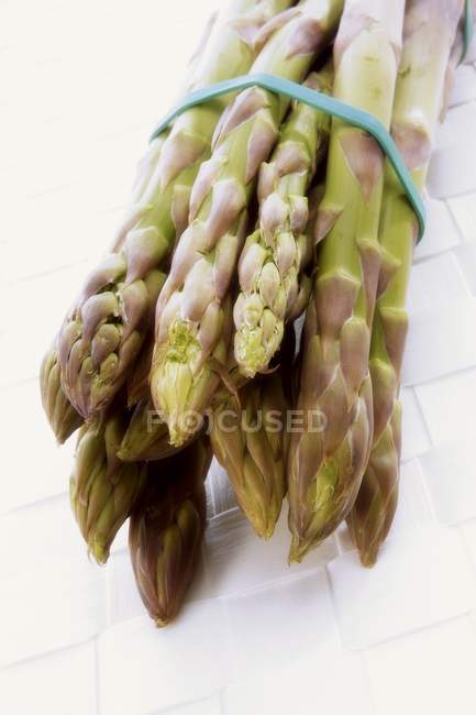 Pacchetto di asparagi verdi — Foto stock