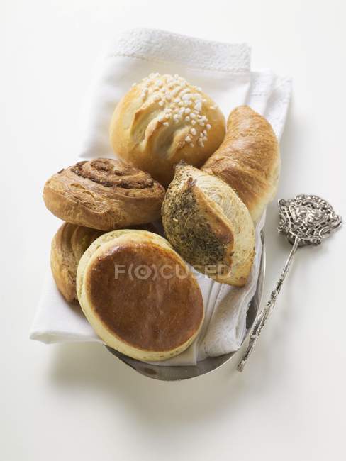 Pasteles dulces y croissants - foto de stock