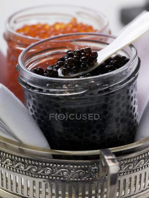 Caviar noir et rouge en bocaux — Photo de stock