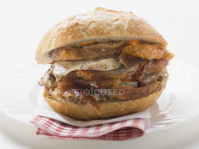 Close up de carne de porco assada em rolo de pão em guardanapo — Fotografia de Stock