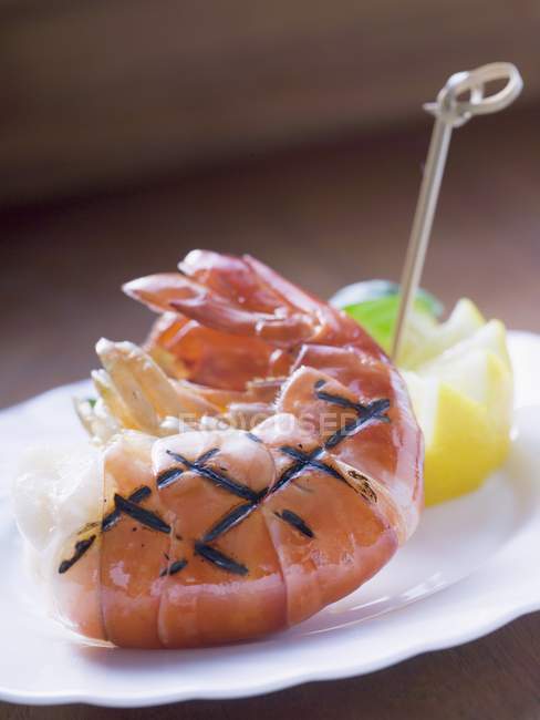 Vista close-up de cauda de camarão rei grelhado com frutas — Fotografia de Stock