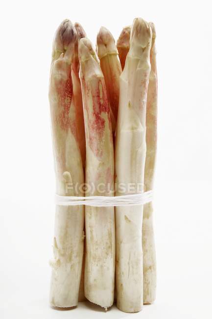 Fascio di asparagi con teste viola — Foto stock