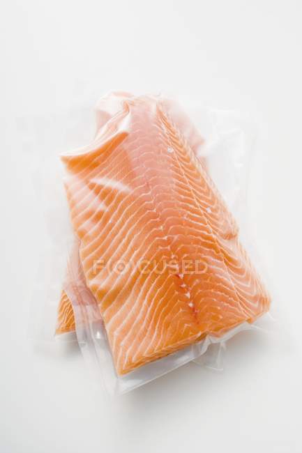 Filet de saumon dans un emballage plastique — Photo de stock