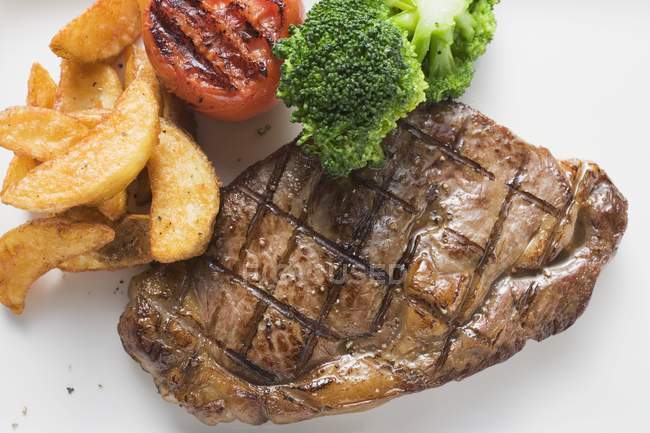 Steak de boeuf avec quartiers de pommes de terre — Photo de stock