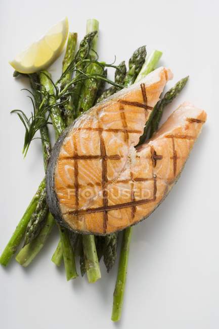 Grilled salmon cutlet with asparagus — Stock Photo