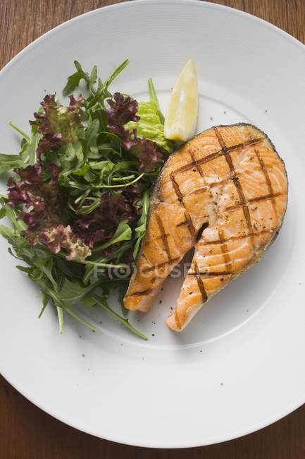 Chuleta de salmón a la plancha con ensalada - foto de stock