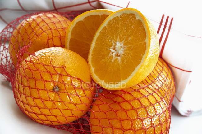 Oranges dans le filet ouvert — Photo de stock