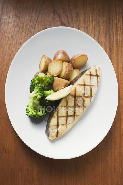 Steak de morue aux pommes de terre cuites au four — Photo de stock