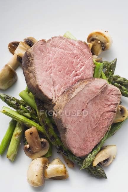 Beef fillet with green asparagus — Stock Photo