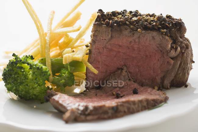Peppered steak with broccoli — Stock Photo