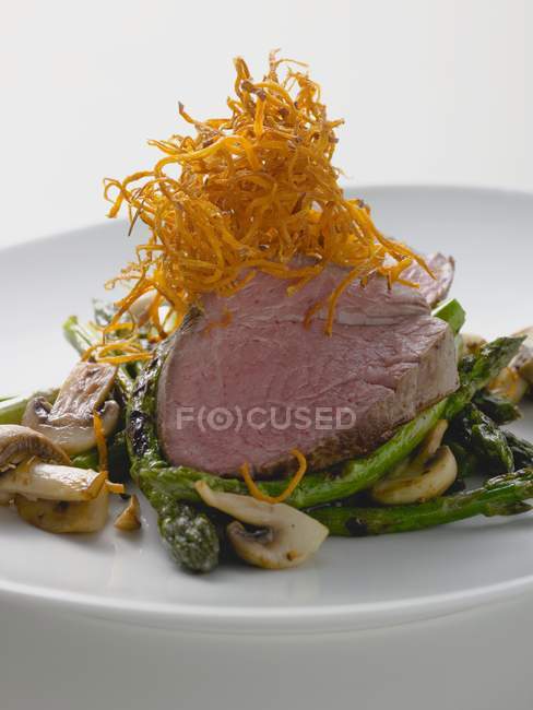 Beef steak with asparagus — Stock Photo
