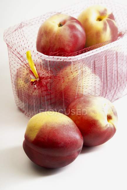 Nectarinas frescas em punnet plástico — Fotografia de Stock