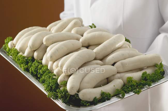 Bandeja de segurando chef de salsichas Weisswurst — Fotografia de Stock