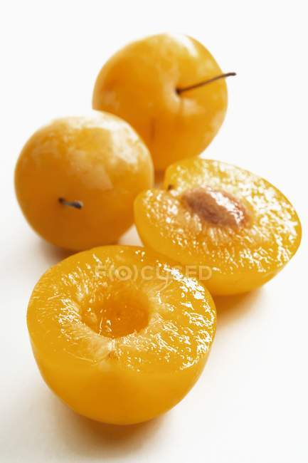 Ameixas amarelas frescas — Fotografia de Stock