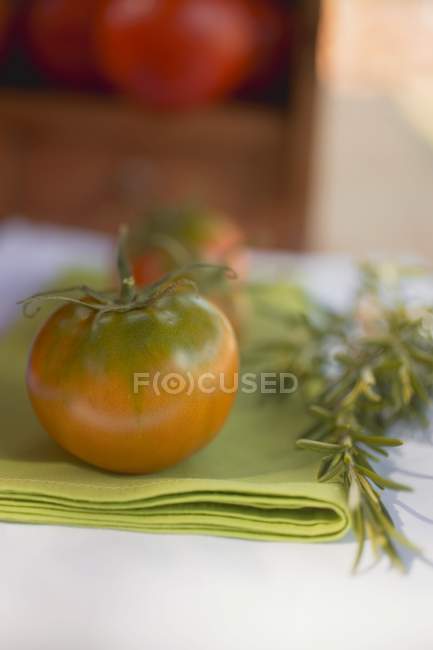 Tomates verdes em guardanapo verde — Fotografia de Stock