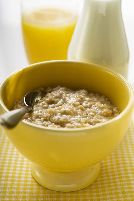 Porridge à l'avoine dans un bol — Photo de stock