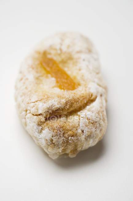 Almond biscuit with apricot filling — Stock Photo