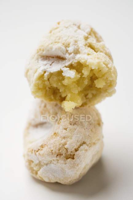 Biscuits aux amandes avec remplissage pistache — Photo de stock