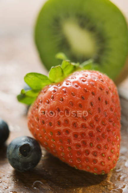 Strawberry with blueberries and kiwi fruit — Stock Photo