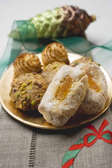 Итальянское миндальное печенье на тарелке — стоковое фото