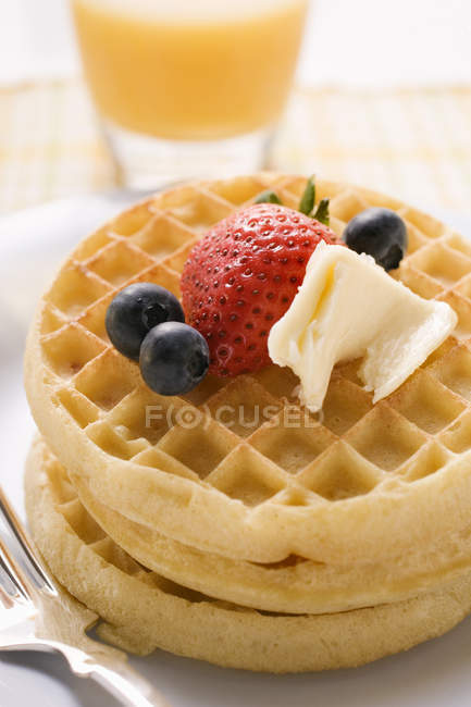 Вафлі з маслом і ягодами на сніданок — стокове фото