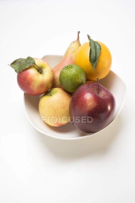 Свежие фрукты в миске — стоковое фото