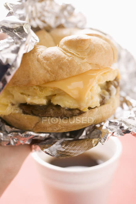 Hamburguesa con queso y huevo revuelto - foto de stock