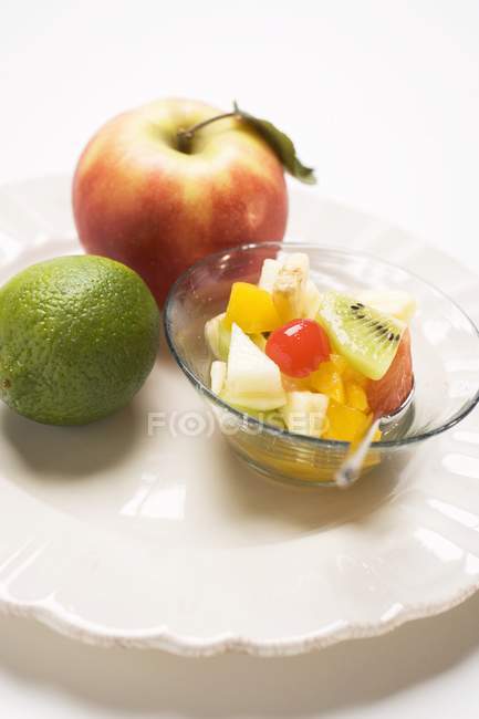 Insalata di frutta con mela e lime — Foto stock