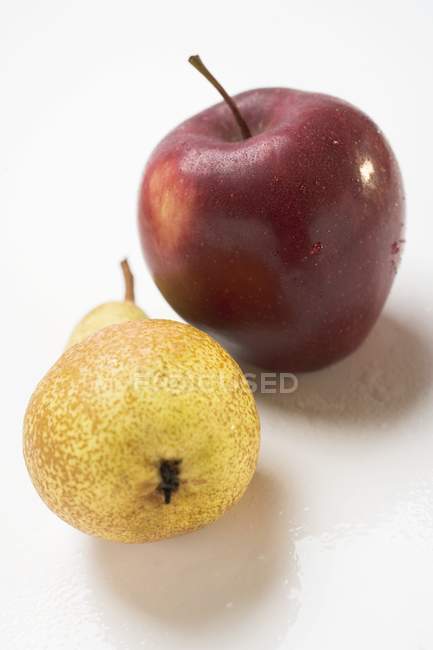 Красное яблоко и груша — стоковое фото
