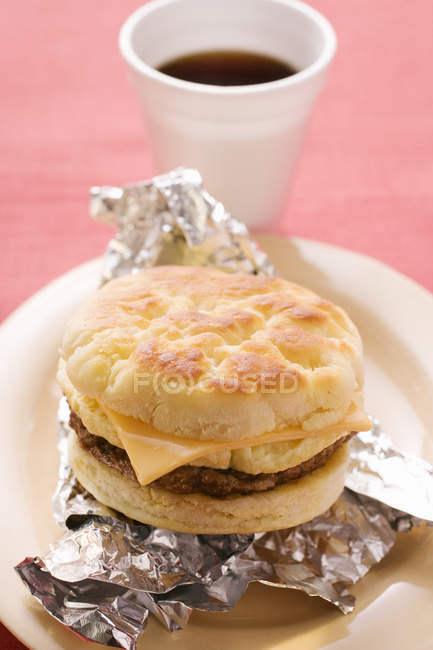 Cheeseburger aux œufs brouillés — Photo de stock