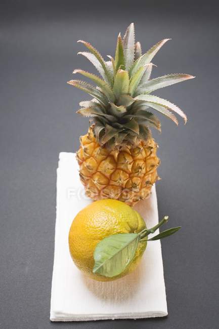 Ananas et orange mûre — Photo de stock