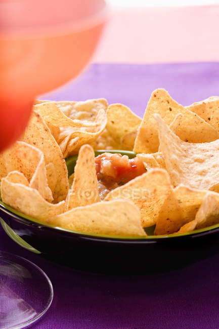 Tortilla Chips und Salsa in Schüssel — Stockfoto