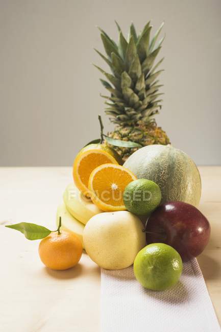 Асортимент свіжих фруктів — стокове фото