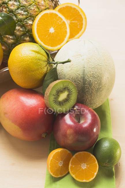 Surtido de frutas frescas - foto de stock
