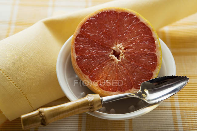 Grapefruit half in bowl — Stock Photo